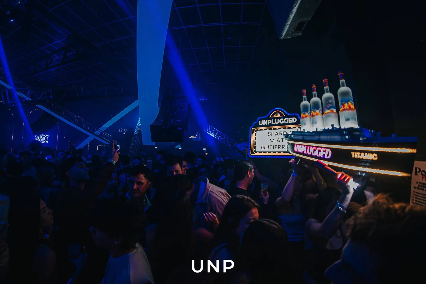 Show de botellas en la pista de Unplugged
