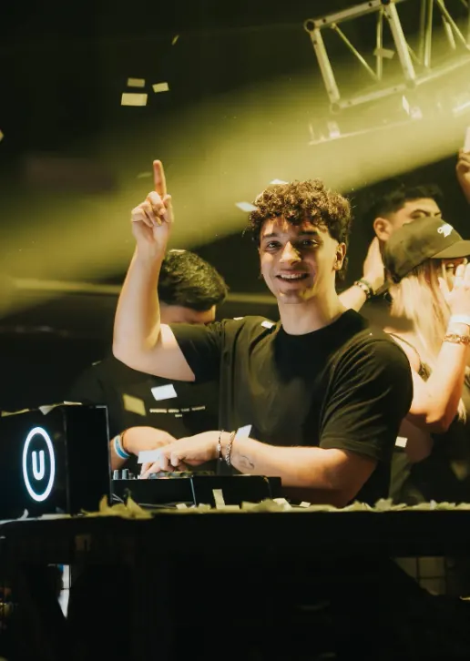 DJ en cabina con el logo U durante una noche de Clásico UNP