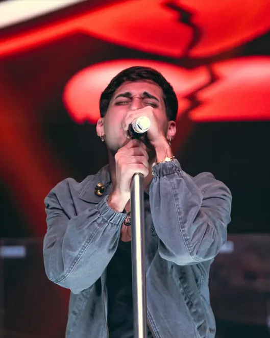 Cantante en vivo durante una noche de cuarteto