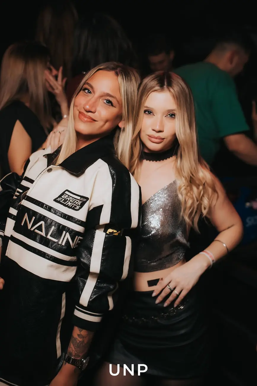 Dos chicas en una noche de Unplugged