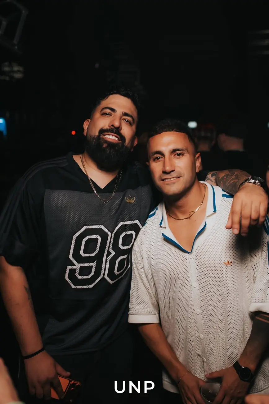 Dos amigos en la barra de Unplugged