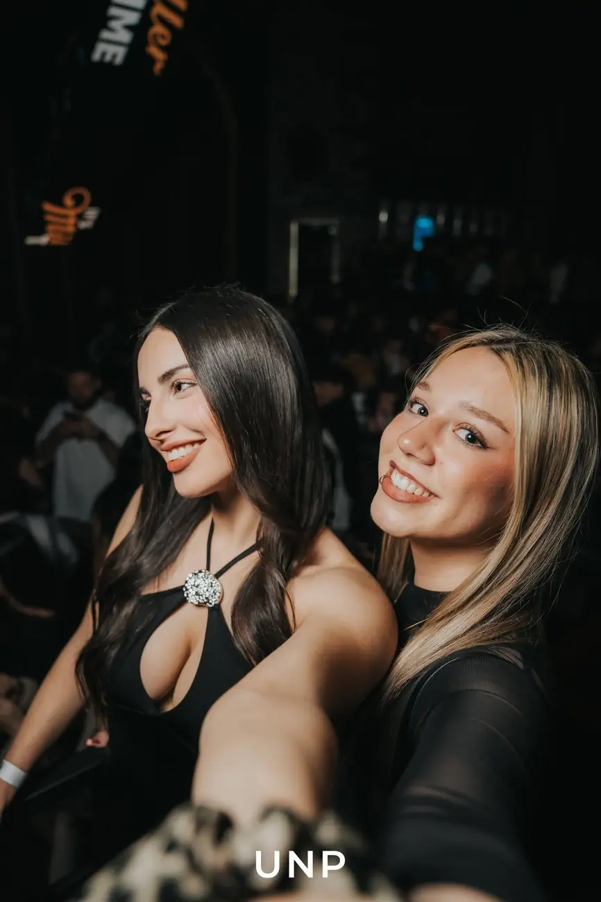 Dos chicas sacándose una selfie en la sala