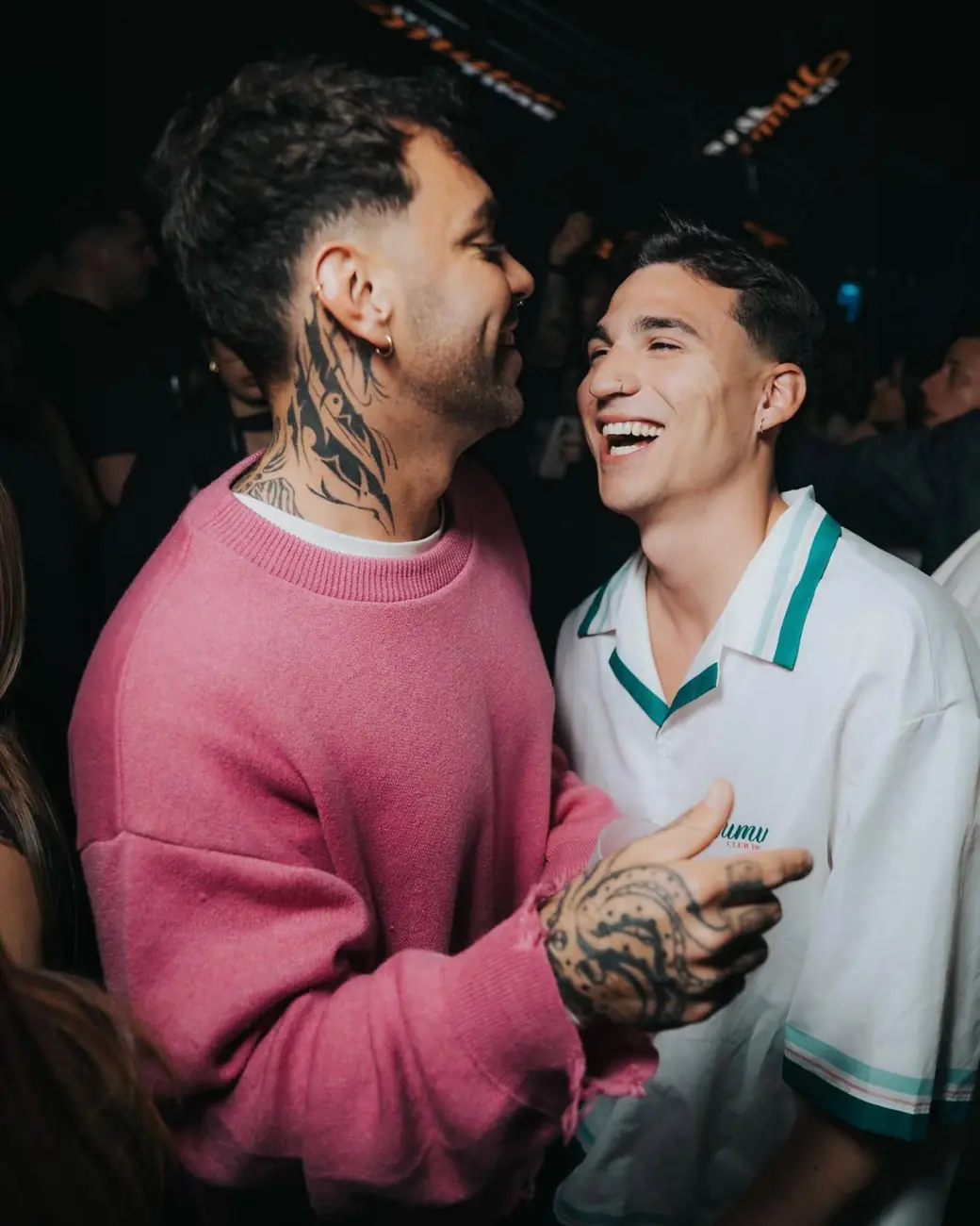 Dos amigos riéndose en la pista