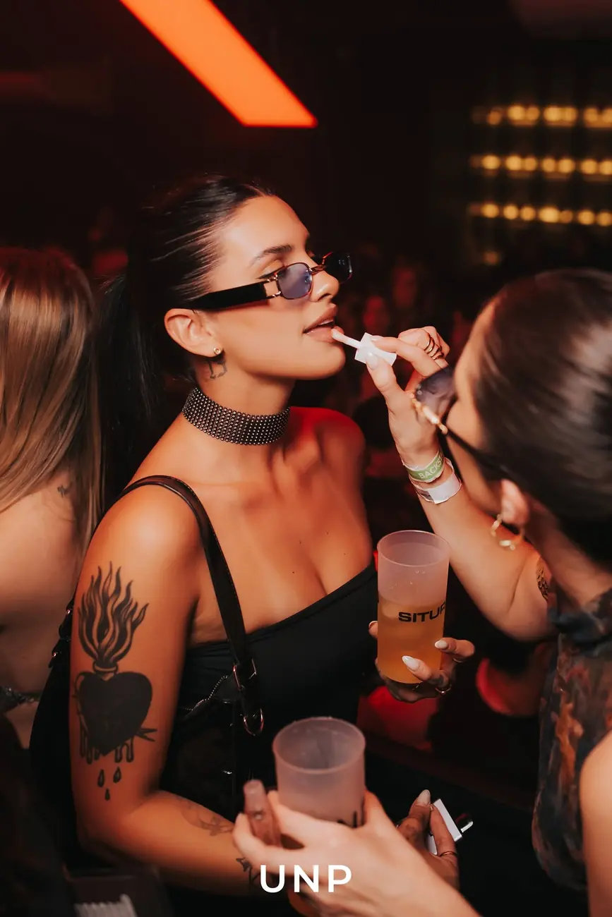 Chica con vaso de Situra